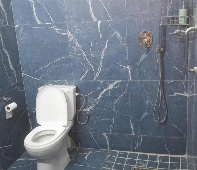 غرفة عائلية, Ancha's Oasis