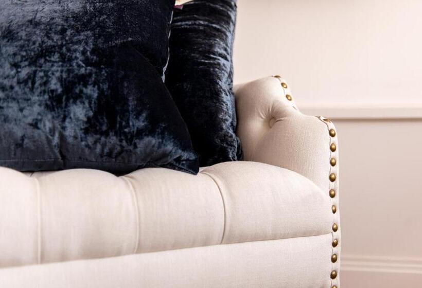 חדר דלוקס, Gunmakers