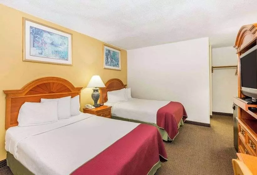 ２ダブルベッドのスタンダードルーム, Days Inn By Wyndham West Des Moines   Clive