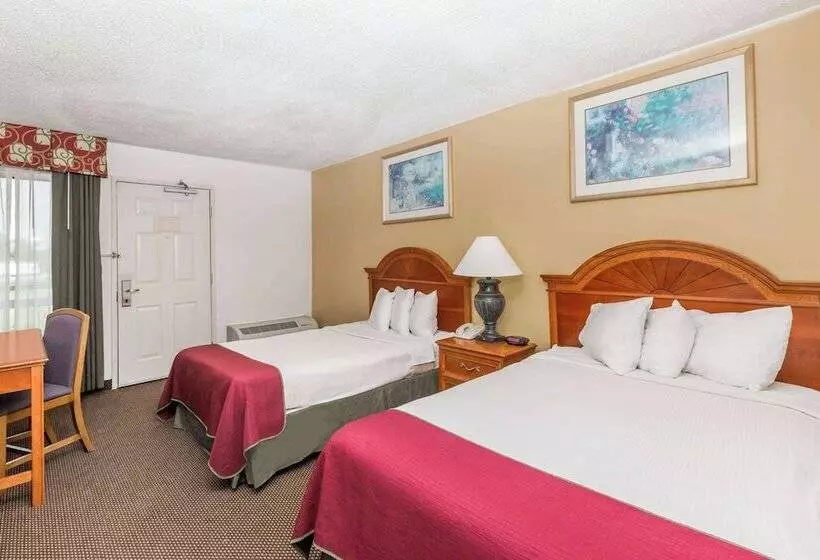 ２ダブルベッドのスタンダードルーム, Days Inn By Wyndham West Des Moines   Clive