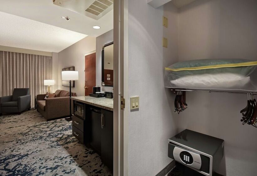 スイート, Embassy Suites Charleston