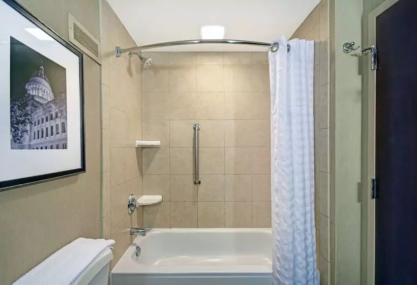 سوئیت پریمیوم, Embassy Suites Charleston