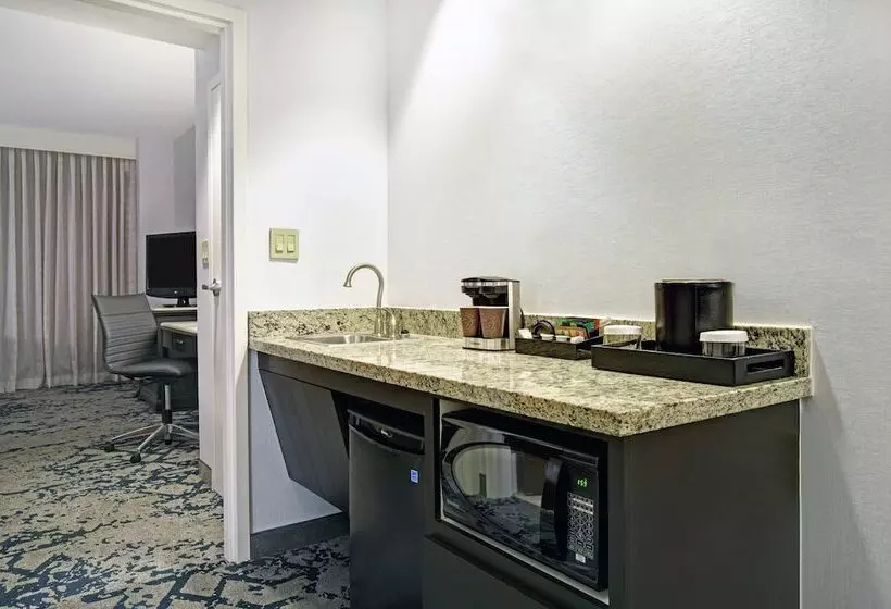 سوئیت پریمیوم, Embassy Suites Charleston