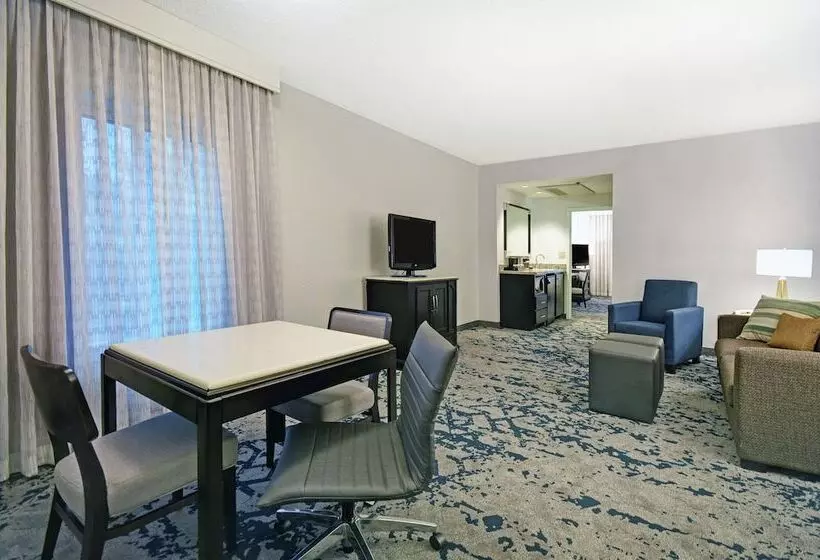 سوئیت پریمیوم, Embassy Suites Charleston