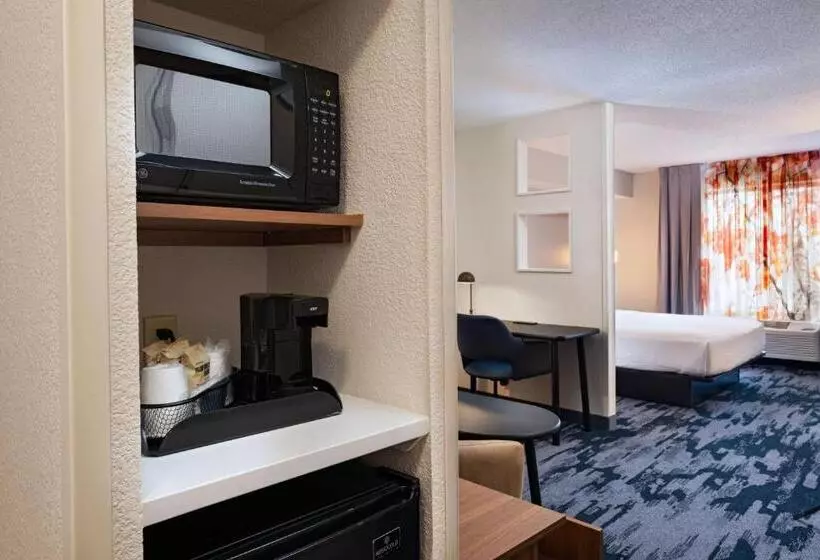 キングサイズベッドのデラックスルーム, Fairfield Inn & Suites Kansas City Airport