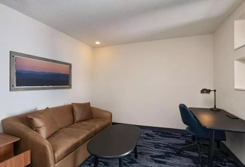 キングサイズベッドのデラックスルーム, Fairfield Inn & Suites Kansas City Airport
