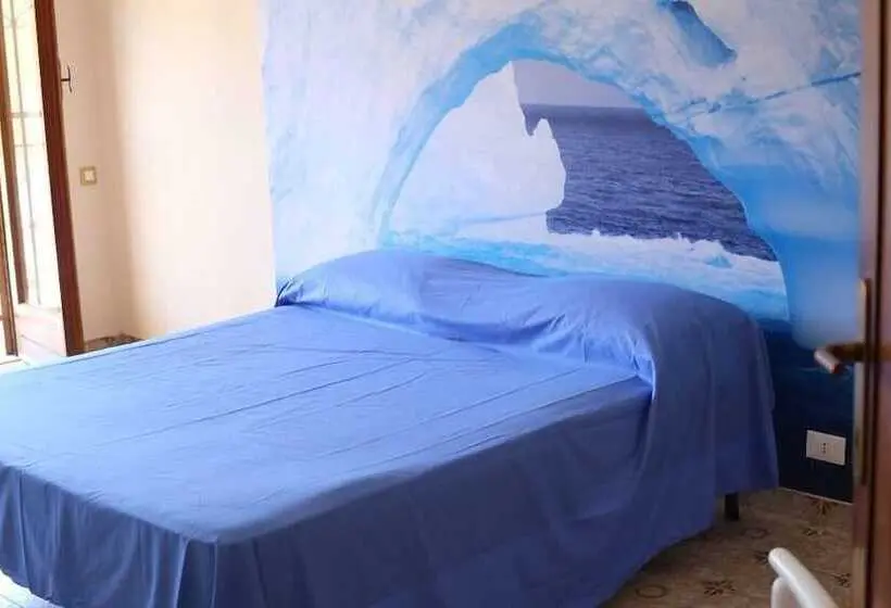 اتاق راحتی سه تخته, La Casa Dell'orso