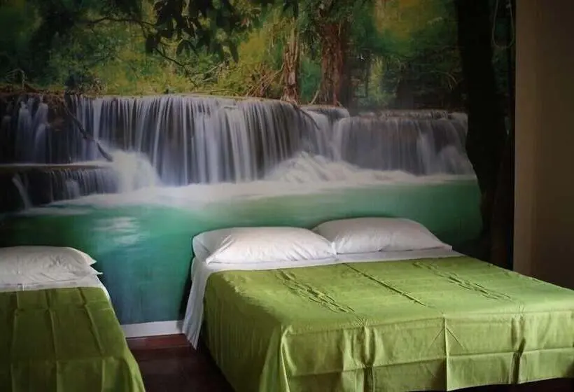 اتاق راحتی سه تخته, La Casa Dell'orso