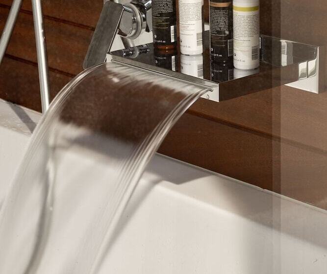 Номер Стандарт Вид на Море, Messinian Icon