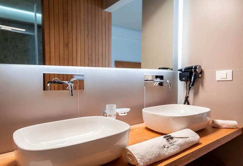 Номер Стандарт Вид на Море, Messinian Icon