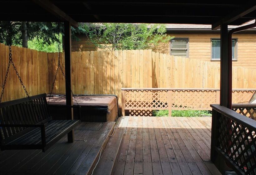 جناح, Foot Of The Mountain Motel