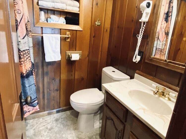 جناح, Foot Of The Mountain Motel