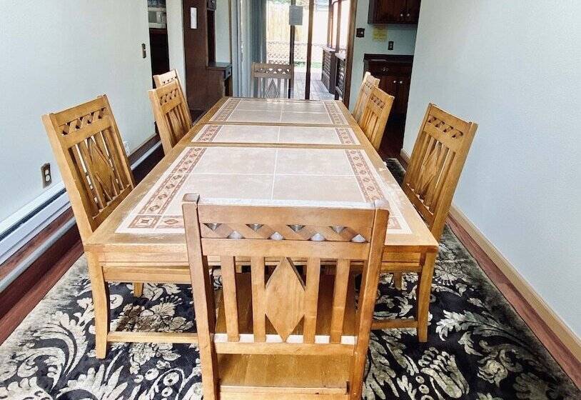 جناح, Foot Of The Mountain Motel