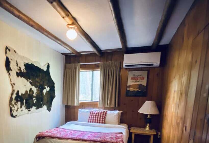 جناح, Foot Of The Mountain Motel