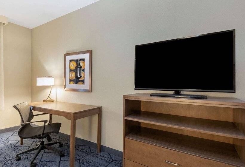 חדר סטנדרט שתי מיטות זוגיות, La Quinta Inn & Suites By Wyndham Kansas City Beacon Hill