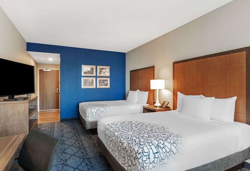 חדר סטנדרט שתי מיטות זוגיות, La Quinta Inn & Suites By Wyndham Kansas City Beacon Hill