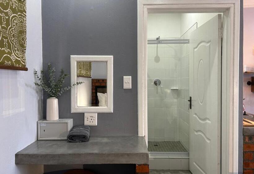 חדר משפחתי, Cherry Lane Guest House