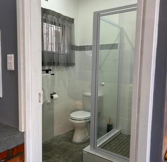 חדר משפחתי, Cherry Lane Guest House