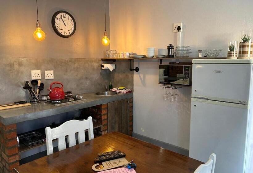 חדר משפחתי, Cherry Lane Guest House