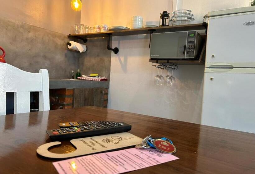 חדר משפחתי, Cherry Lane Guest House