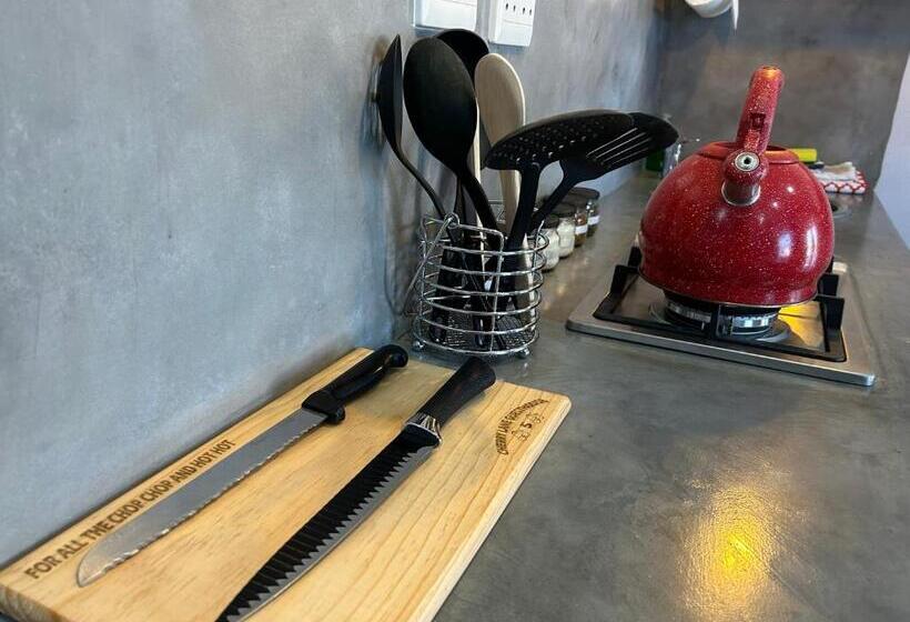 חדר משפחתי, Cherry Lane Guest House