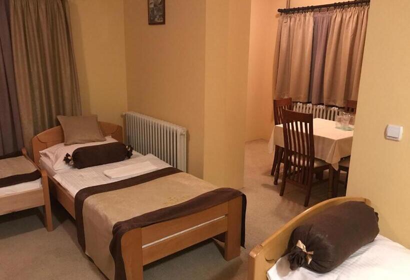 اتاق استاندارد سه نفره, Dva Goluba