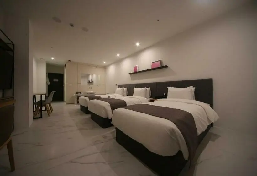 Standard Kolmen Hengen Huone, Noblestay