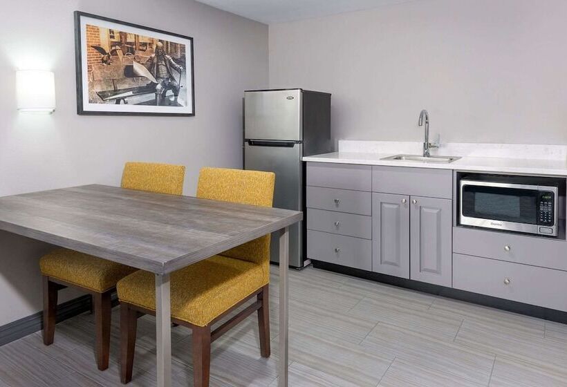 Люкс, Hampton Inn & Suites Kansas City Country Club Plaza