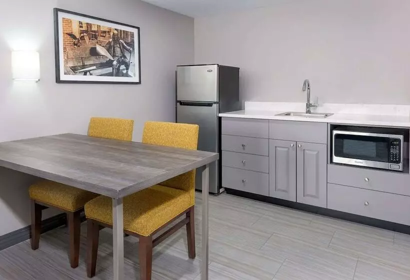 سوییت, Hampton Inn & Suites Kansas City Country Club Plaza