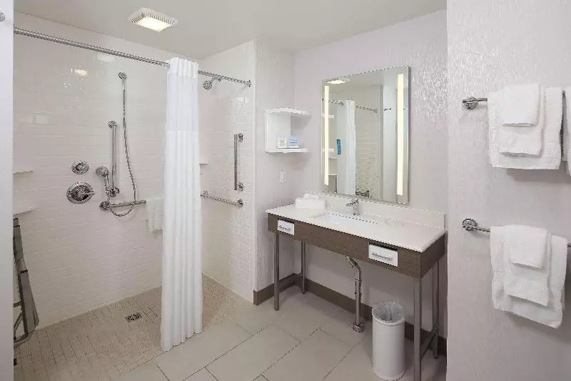 キングサイズベッドのスタンダードルーム, Hampton Inn Holland