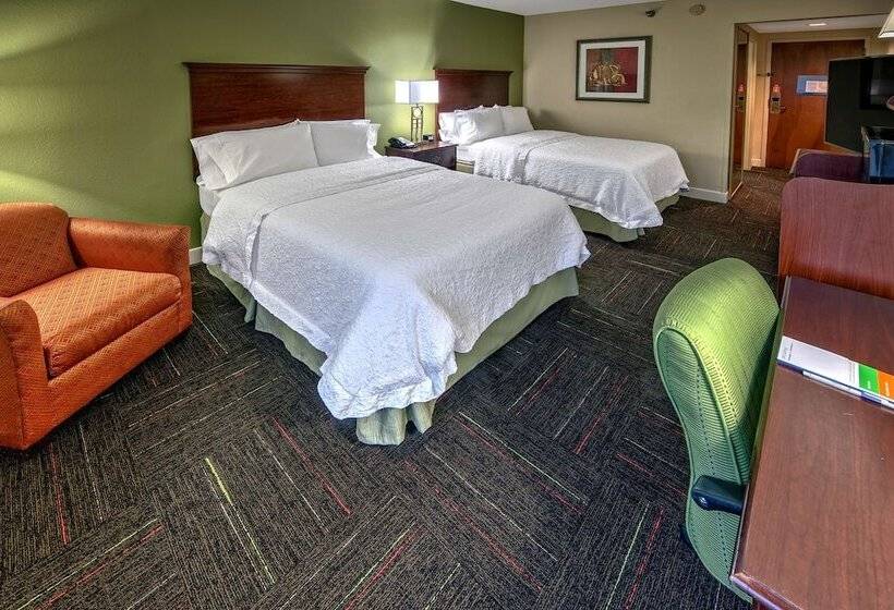 带2个双人床的标准工作室, Hampton Inn New Bern