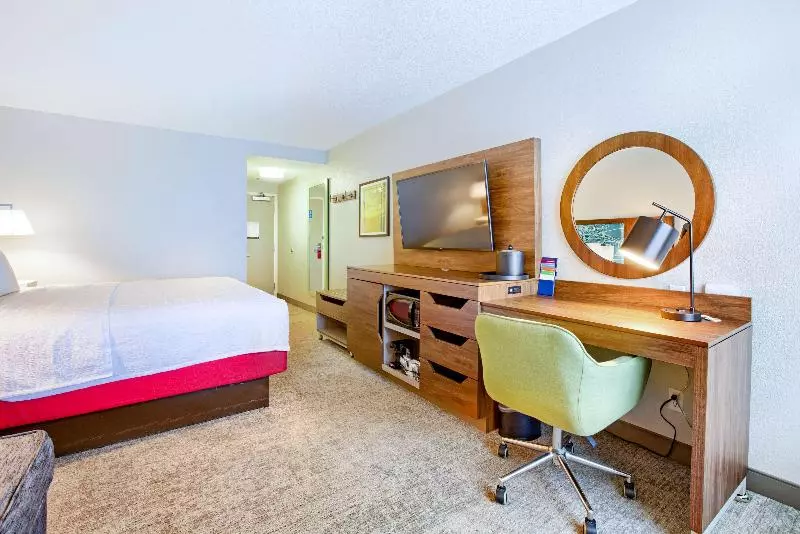 キングサイドベッドのスタンダードワンルーム, Hampton Inn Slidell