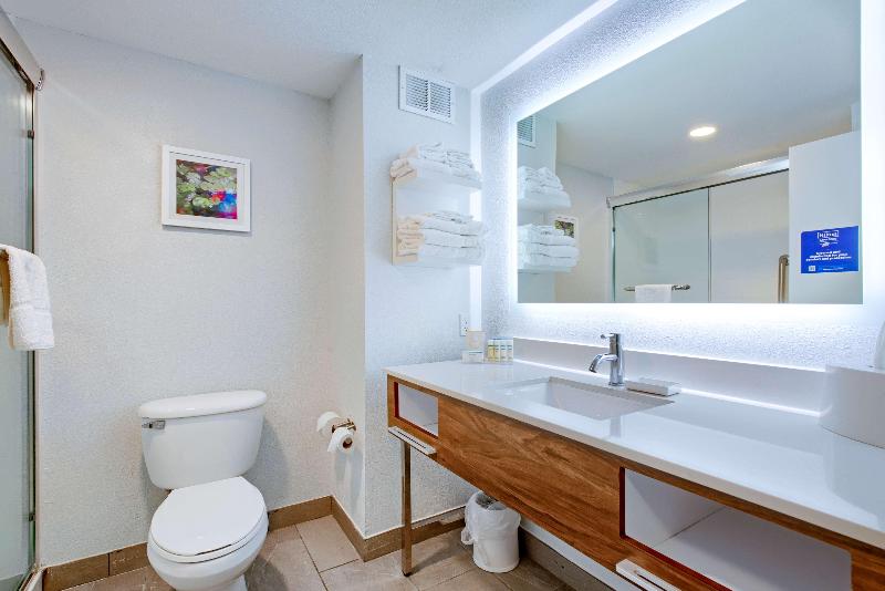 غرفة قياسية سرير كينج, Hampton Inn Slidell