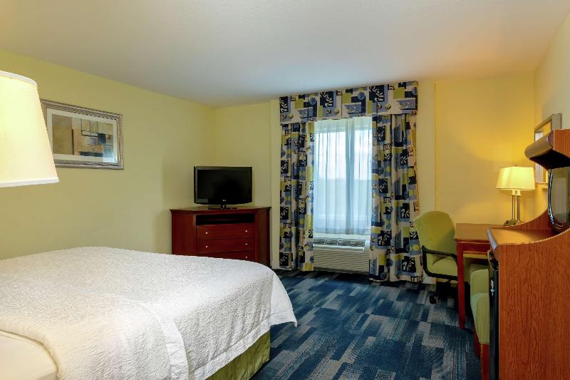מיטת קינג בסוויטה, Hampton Inn & Suites Ft. Lauderdale Arpt/south Cruise Port