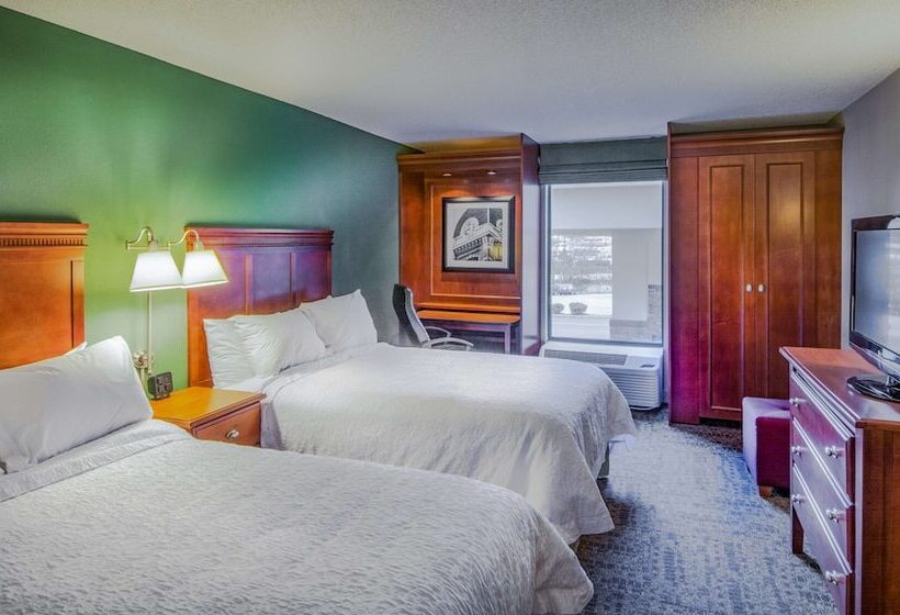 带2个双人床的标准工作室, Hampton Inn Washington