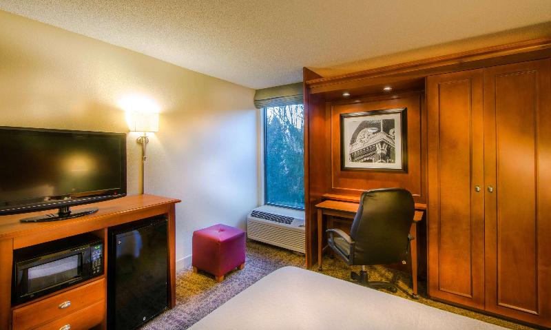 带大床的标准工作室, Hampton Inn Washington