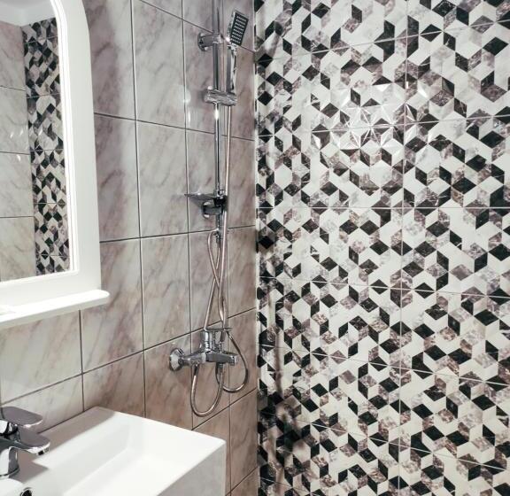 اتاق لوکس خانوادگی, Philoxenia