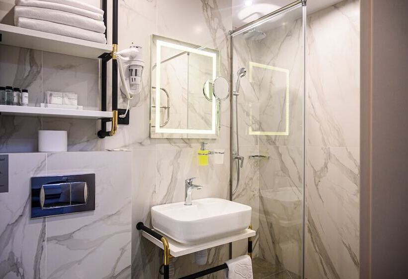 سوییت جونیور, Statskij Sovetnik Hotel Kustarnyy