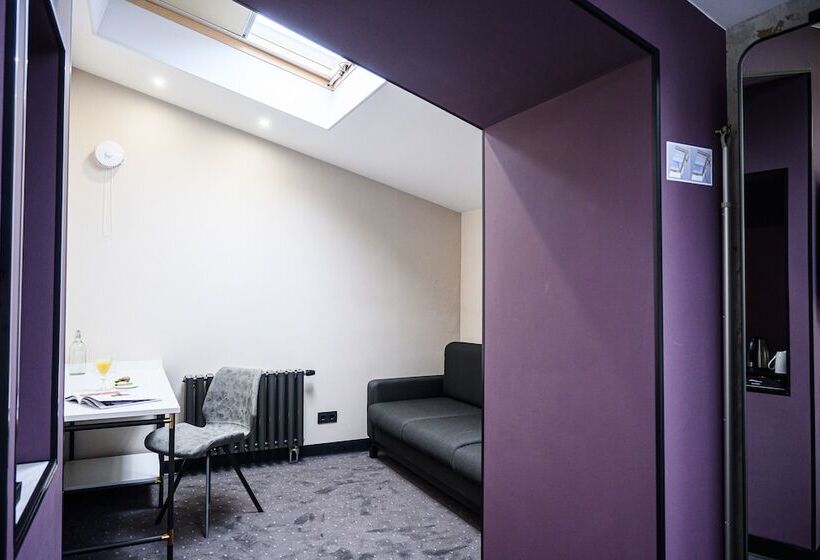 سوییت جونیور, Statskij Sovetnik Hotel Kustarnyy