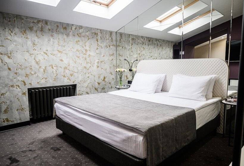 سوییت جونیور, Statskij Sovetnik Hotel Kustarnyy