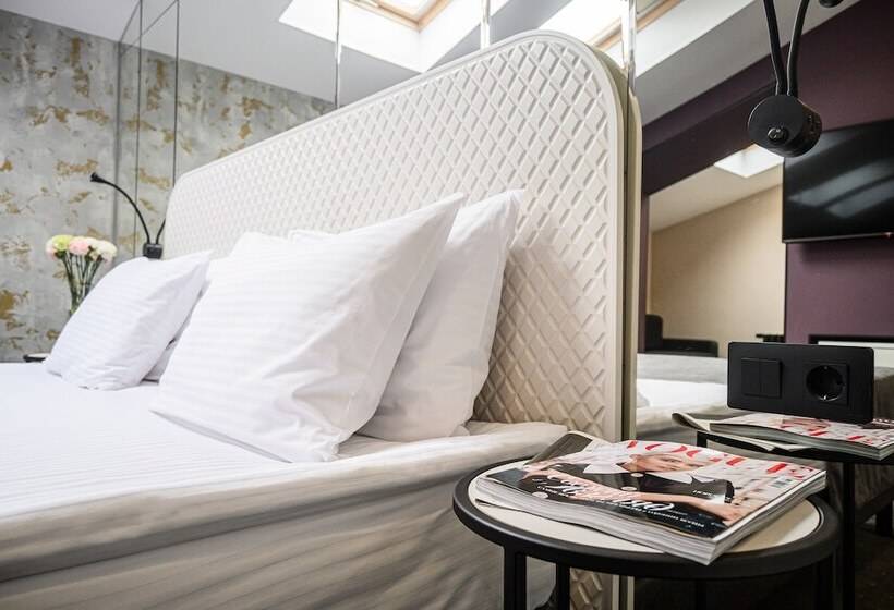 سوییت جونیور, Statskij Sovetnik Hotel Kustarnyy