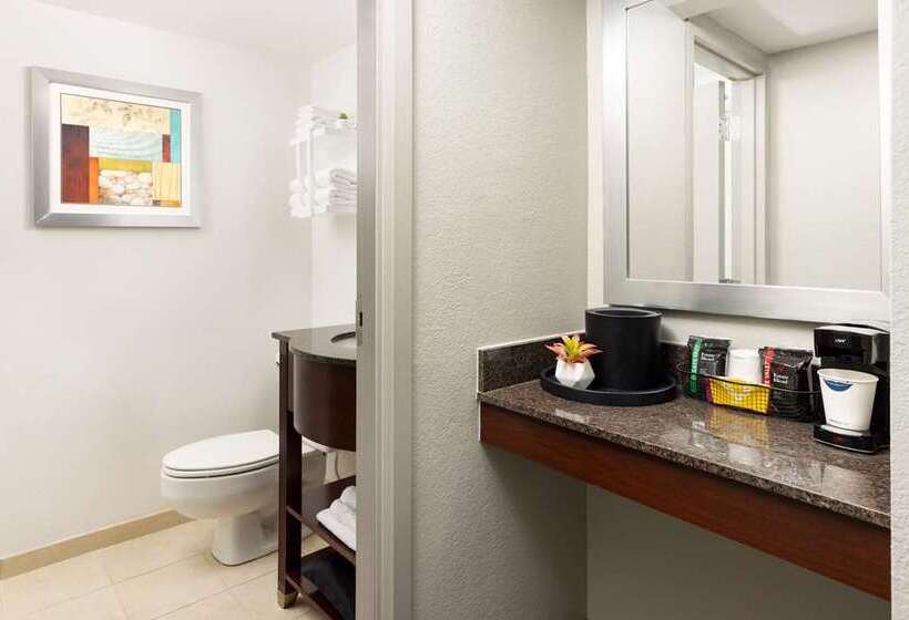 Standard-huone King-vuode, Hampton Inn Bellevue / Nashvillei40 West