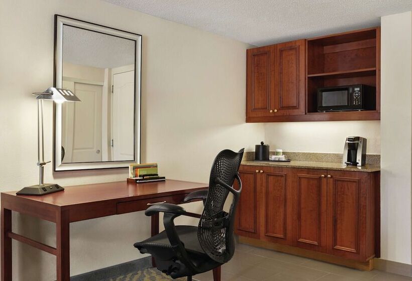Люкс с гидромассажем, Hilton Garden Inn Shelton