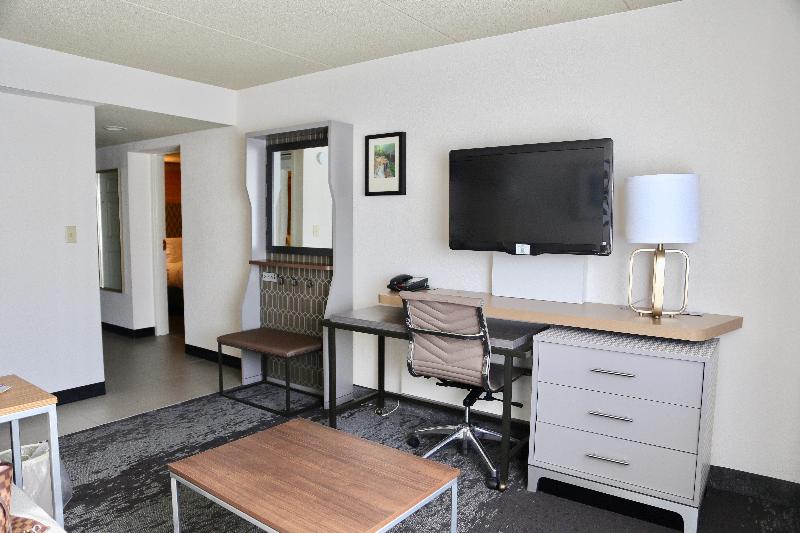 Люкс Deluxe Кровать Кинг, Holiday Inn Salem, An Ihg