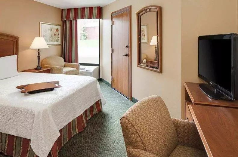 キングサイズベッドのスタンダードルーム, Quality Inn Florissant St Louis