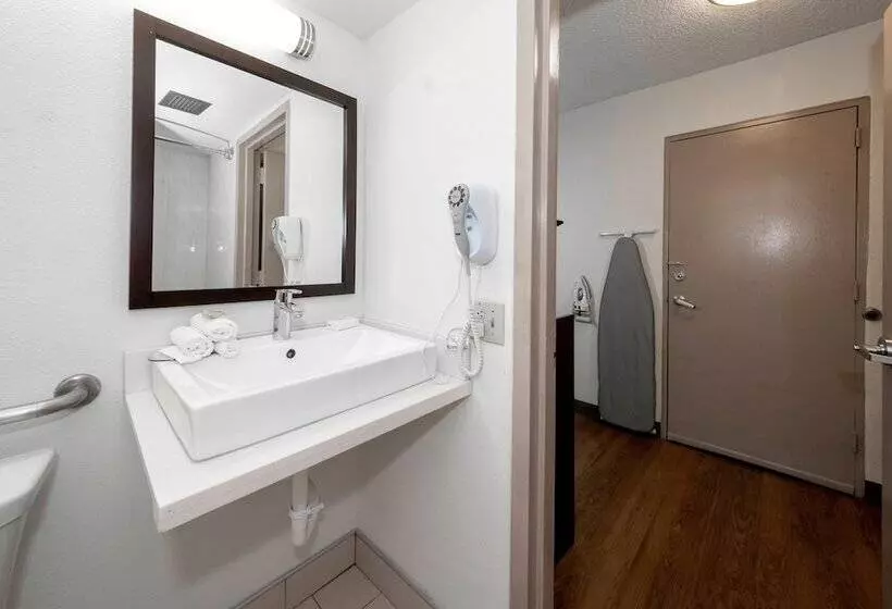 プレミアムルーム, Red Roof Inn Plus Newark Liberty Airport   Carteret