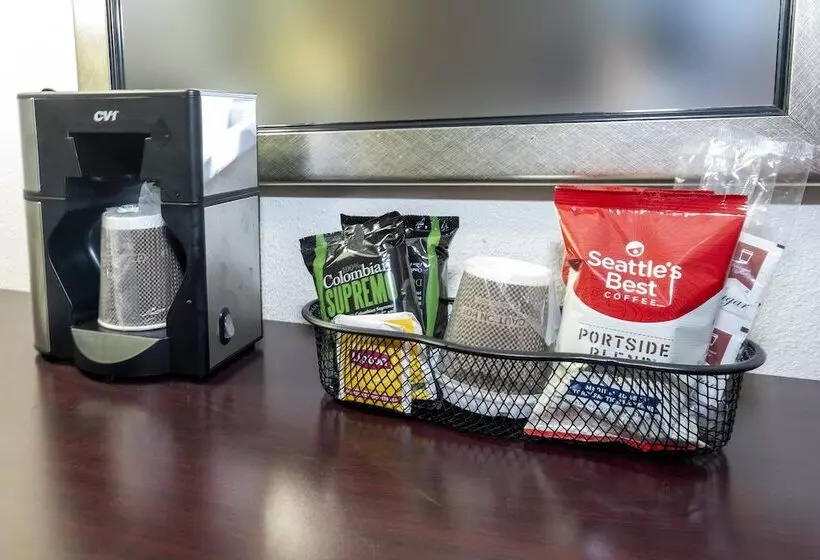 プレミアムルーム, Red Roof Inn Plus Newark Liberty Airport   Carteret