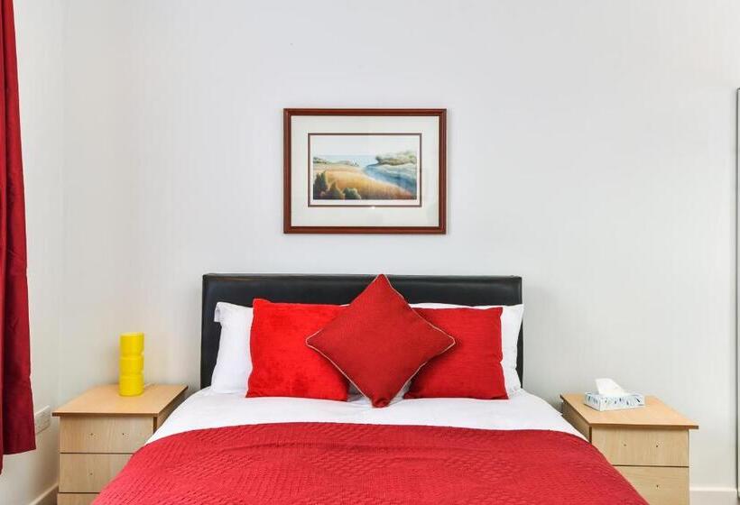 Семейный Номер, Thames View House