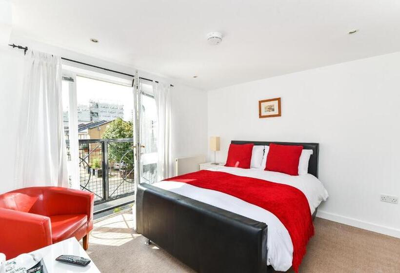 패밀리 룸, Thames View House