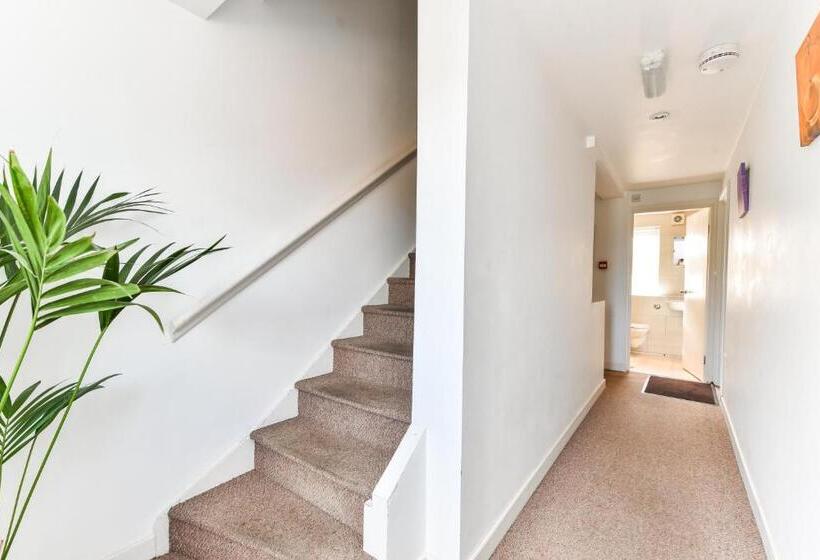 패밀리 룸, Thames View House